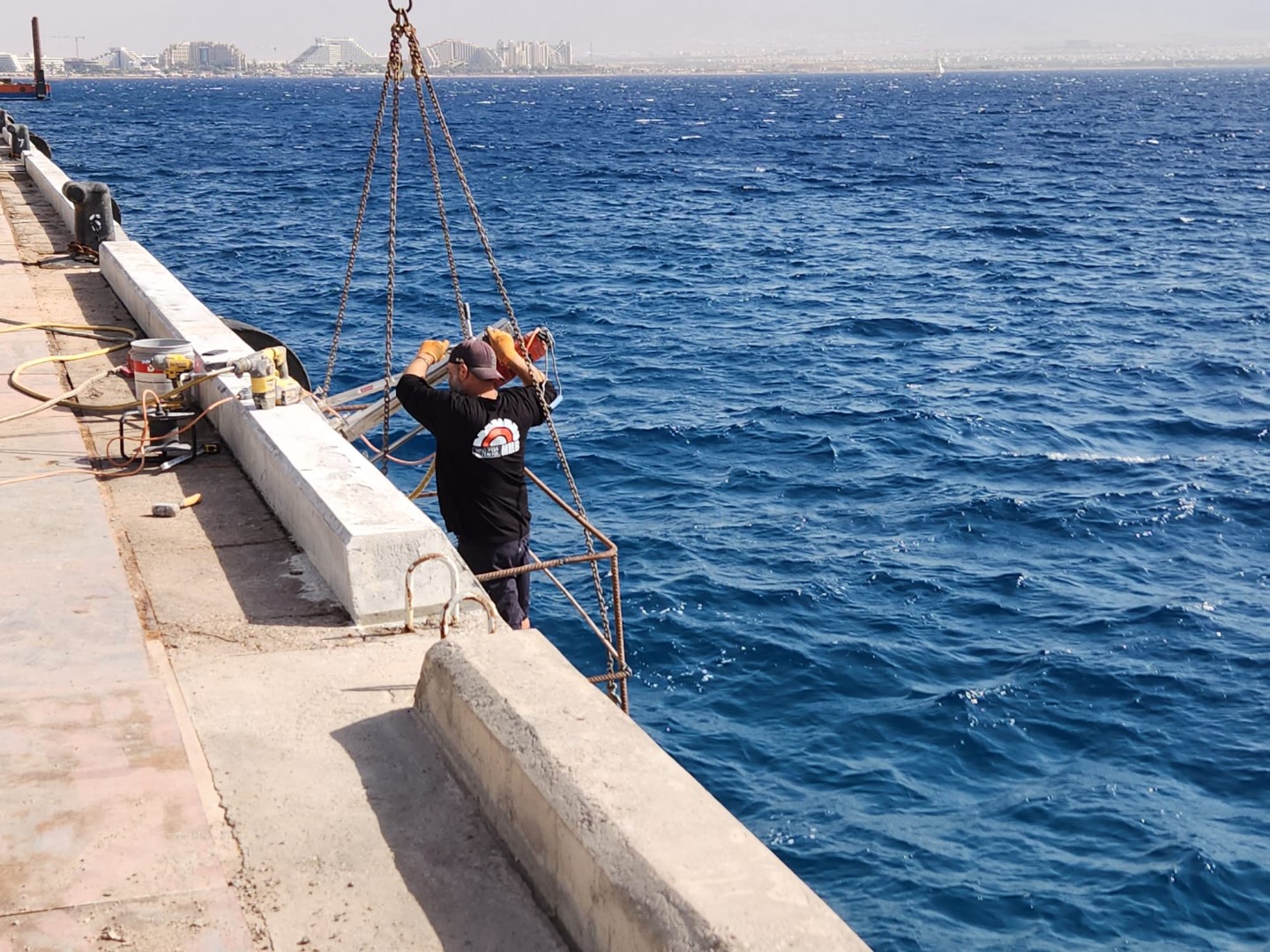 קידוחי עומק עבור התקנת בולגרים לאונייה בעגינה בנמל